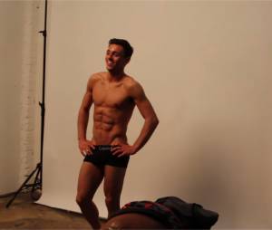 Tom Daley sexy et musclé dans la vidéo des coulisses de son calendrier 2016