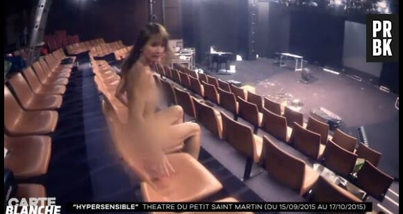 Axelle Laffont nue : l'humoriste frotte ses fesses aux sièges du théâtre où elle joue son spectacle, dans Le Grand Journal de Canal +, le 15 septembre 2015