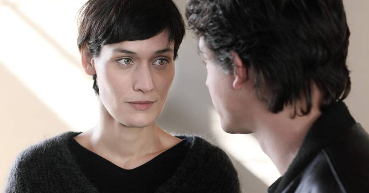 Adele Serie Saison 2 Les Revenants saison 2 : Adèle sur une photo - Purebreak