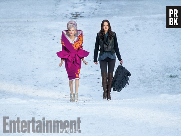 Hunger Games 4 : Elizabeth Banks (Effie) et Jennifer Lawrence (Katniss) sur une photo du film