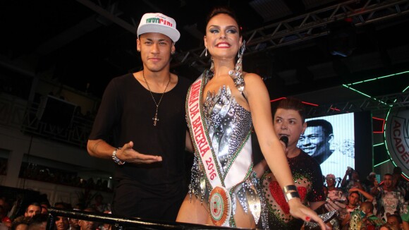 Neymar entouré de filles sexy : son retour (très) festif au Brésil