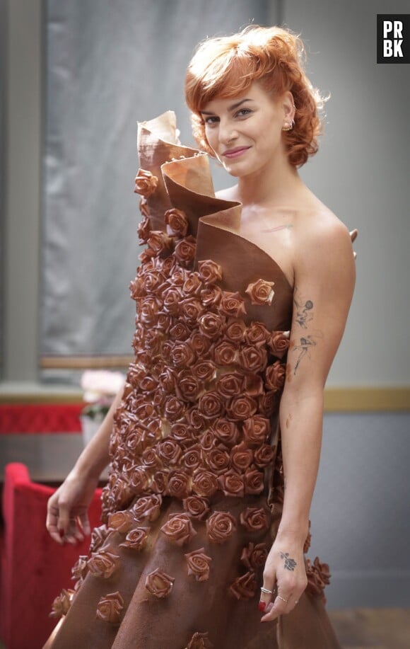 Fauve Hautot sexy avec sa robe en chocolat avant le Salon du Chocolat 2015