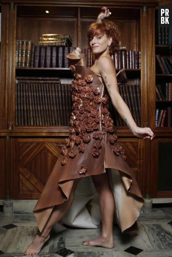 Fauve Hautot sexy dans une robe en chocolat avant le Salon du Chocolat 2015