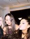 Ariana Grande pose avec Evanna Lynch et Matthew Lewis dans les coulisses de son concert à Londres le 1er juin 2015