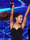 Ariana Grande et ses cheveux bruns lors d'un concert