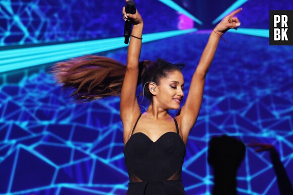 Ariana Grande et ses cheveux bruns lors d'un concert