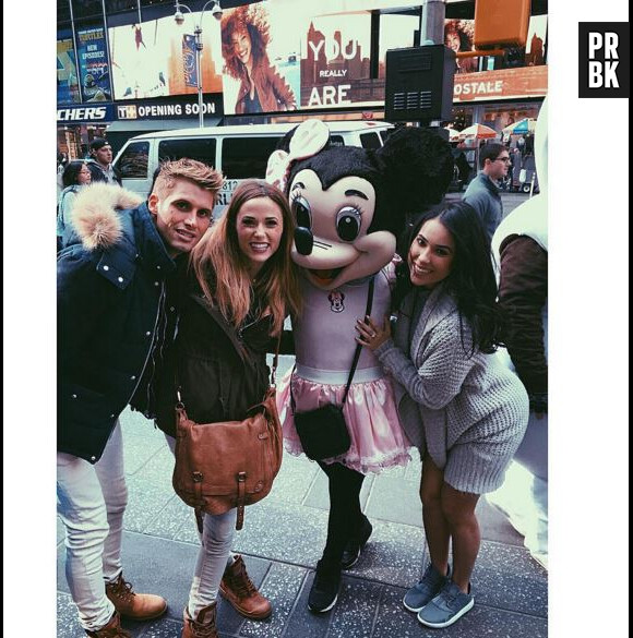 Capucine Anav, Benoît Dubois et une amie posent avec Minnie dans les rues de New York