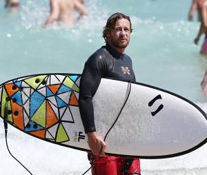 Simon Baker : l'ex-star de Mentalist en pro du surf pour un film au cinéma