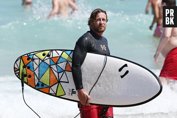 Simon Baker : l'ex-star de Mentalist en pro du surf pour un film au cinéma