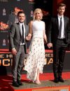 Jennifer Lawrence, Josh Hutcherson et Liam Hemsworth présentent Hunger Games - La Révolte, Partie 2 et laissent leurs empreintes aux TCL Chinese Theatre (Los Angeles) le 31 octobre 2015