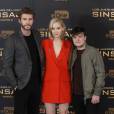 Jennifer Lawrence entourée par Liam Hemsworth et Josh Hutcherson au photocall d'Hunger Games 4, le 10 novembre 2015 à Madrid