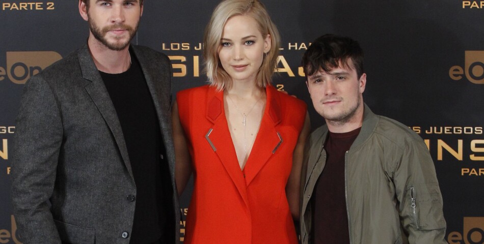 Jennifer Lawrence entourée par Liam Hemsworth et Josh Hutcherson au photocall d&#039;Hunger Games 4, le 10 novembre 2015 à Madrid
