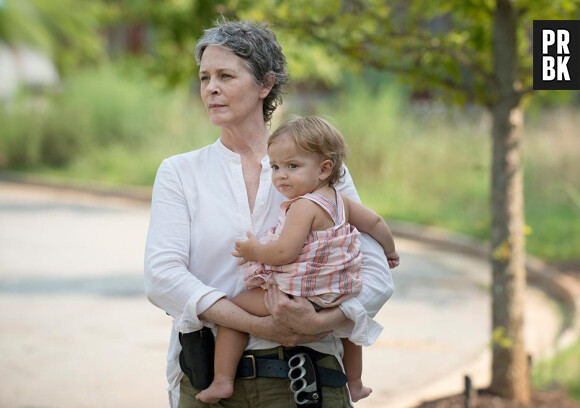 The Walking Dead saison 6, épisode 7 : Carol (Melissa McBride) et Judith sur une photo