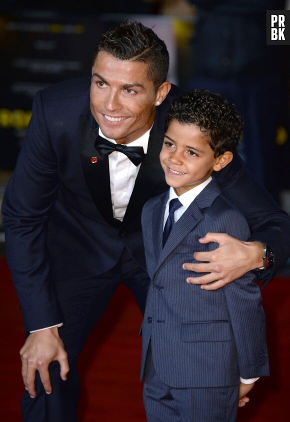 Cristiano Ronaldo complice avec son fils sur le tapis rouge du documentaire consacré à sa vie, le 9 novembre 2015 à Londres