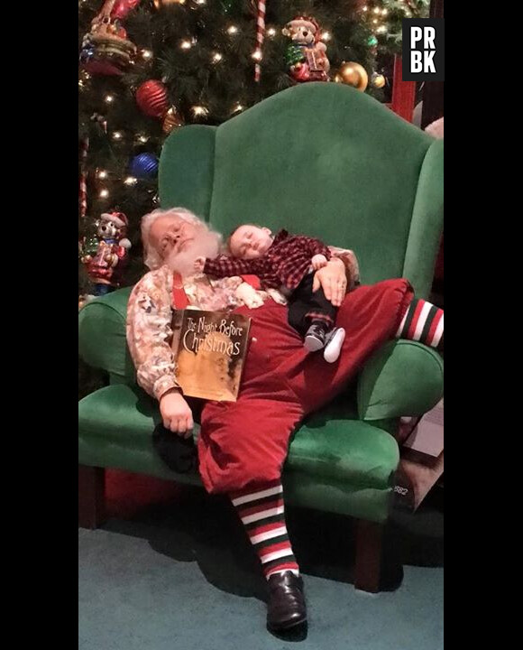 Un Père Noël fait la sieste avec un bébé et fait le buzz