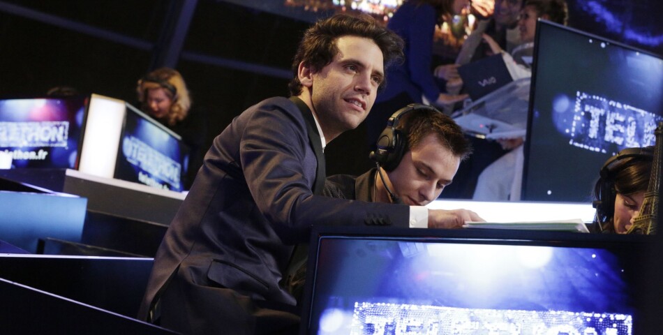 Mika répond au téléphone à la soirée du Téléthon sur France 2 le 5 décembre 2015