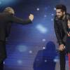Kendji Girac pose avec un jeune fan à la soirée du Téléthon sur France 2 le 5 décembre 2015