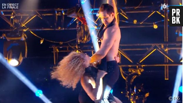 La France a un incroyable talent 2015 : frayeur à la fin de la prestation de Roman et Cécile, lors de la finale, le 8 décembre 2015, sur M6