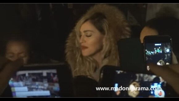 Madonna improvise un concert Place de la République en hommage aux victimes des attentats