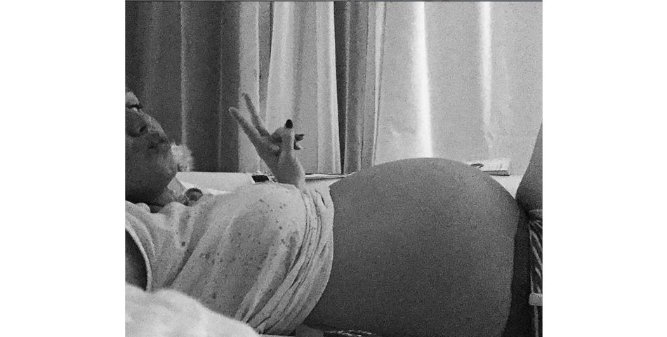 Aur lie Van Daelen enceinte son ventre rond 34 semaines de