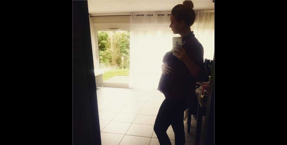 Aurélie Van Daelen enceinte de 6 mois sur une photo postée sur Instagram