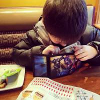 A 6 ans, ce parfait petit gentleman invite sa maman à dîner et fait fondre Facebook