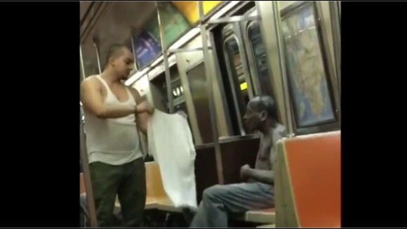 Il donne son propre t-shirt à un SDF dans le métro : la jolie vidéo qui émeut le web