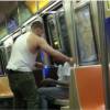 Il donne son t-shirt à un SDF dans le métro : la vidéo fait le buzz