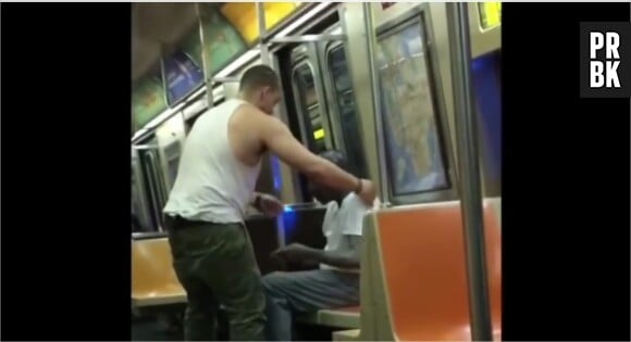 Il donne son t-shirt à un SDF dans le métro : la vidéo fait le buzz