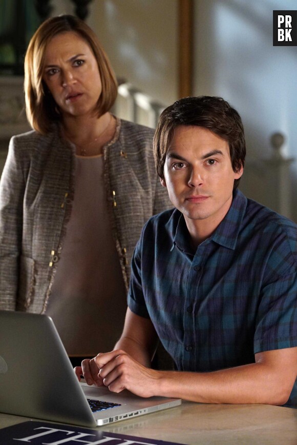 Pretty Little Liars saison 6, épisode 12 : Caleb (Tyler Blackburn) et la mère de Spencer sur une photo