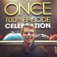 Once Upon a Time saison 5 : Robbie Kay à la soirée pour le 100ème épisode le 21 février 2016