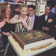 Once Upon a Time saison 5 : Jennifer Morrison coupe le gâteau à la soirée pour le 100ème épisode le 21 février 2016