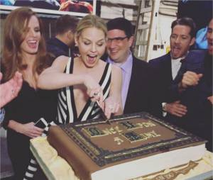 Once Upon a Time saison 5 : Jennifer Morrison coupe le gâteau à la soirée pour le 100ème épisode le 21 février 2016