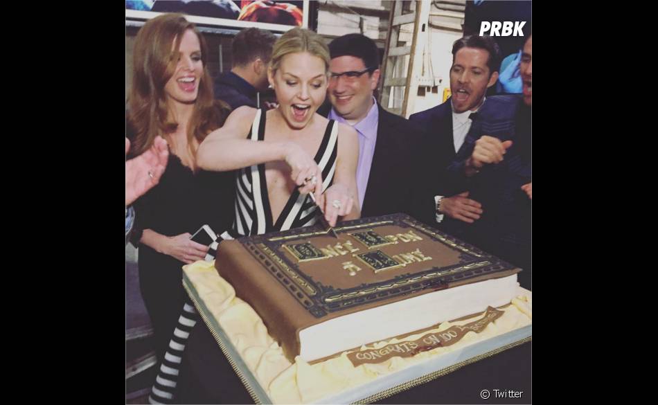 Once Upon A Time Saison 5 Jennifer Morrison Coupe Le Gateau A La Soiree Pour Le 100eme Episode Le 21 Fevrier 16 Purebreak Once Upon A Time Saison 5 Jennifer Morrison Coupe Le Gateau A La Soiree Pour Le 100eme Episode Le 21 Fevrier 16 Purebreak
