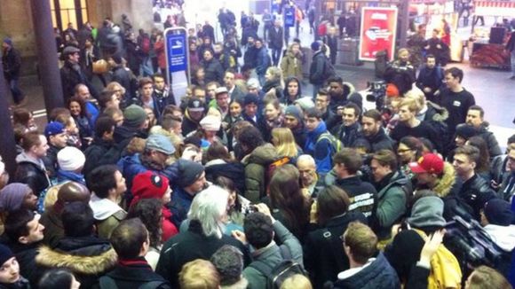 9 000 euros distribués aux passants en pleine gare : l'opé buzz pour obtenir des votes