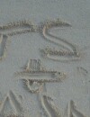 Taylor Swift et Calvin Harris écrivent leurs initiales dans le sable pendant leurs vacances en mars 2016
