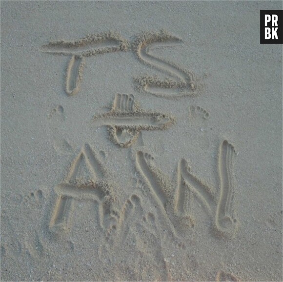 Taylor Swift et Calvin Harris écrivent leurs initiales dans le sable pendant leurs vacances en mars 2016