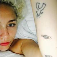 Miley Cyrus : son nouveau tatouage fail qui confond Jupiter et Saturne