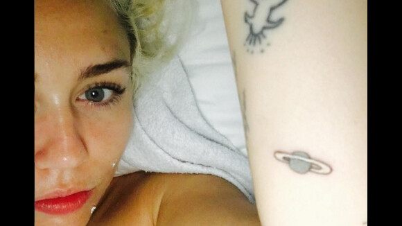 Miley Cyrus : son nouveau tatouage fail qui confond Jupiter et Saturne