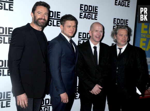 Taron Egerton avec Hugh Jackman, le vrai Eddie Edwards et le réalisateur de Eddie The Eagle