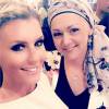 Amélie Neten pose avec sa soeur Jen atteinte d'un cancer