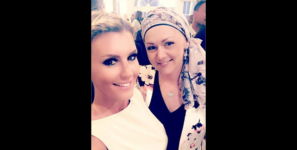  Amélie Neten pose avec sa soeur Jen atteinte d&#039;un cancer 