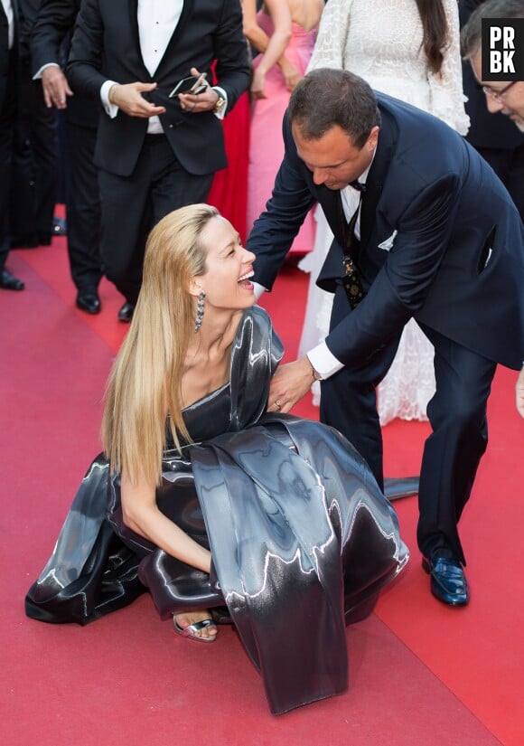 Petra Nemcova tombe sur le red carpet de Cannes