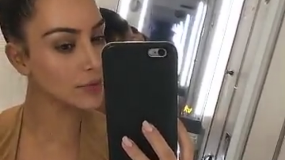 Kim Kardashian enceinte de Kanye West ? Paniquée, elle partage son test de grossesse sur Snapchat