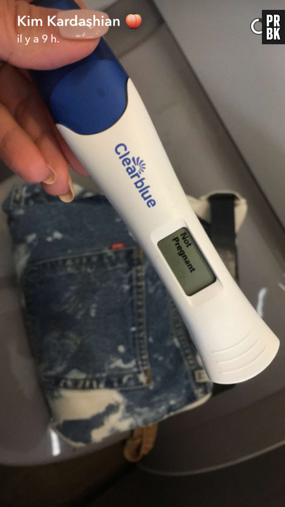 Ouf, Kim Kardashian découvre sur Snapchat que le test de grossesse est négatif.