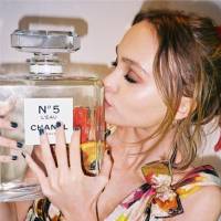 Lily Rose Depp devient égérie pour le parfum n°5 de Chanel