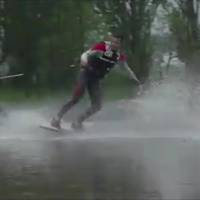 Ces jeunes profitent des inondations pour faire du wakeskate sur un terrain de foot dans le 91