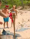 Manon apprend que Julien a dragué Anissa après leur rupture et pète un plomb dans Moundir et les apprentis aventuriers.
