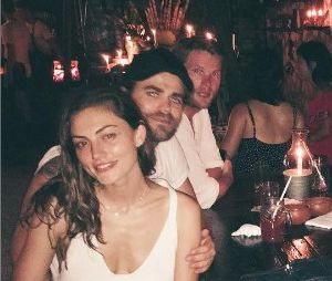 Paul Wesley et Phoebe Tonkin posent avec leurs amis Austin Nichols et Chloe Bennet au Mexique en juillet 2016