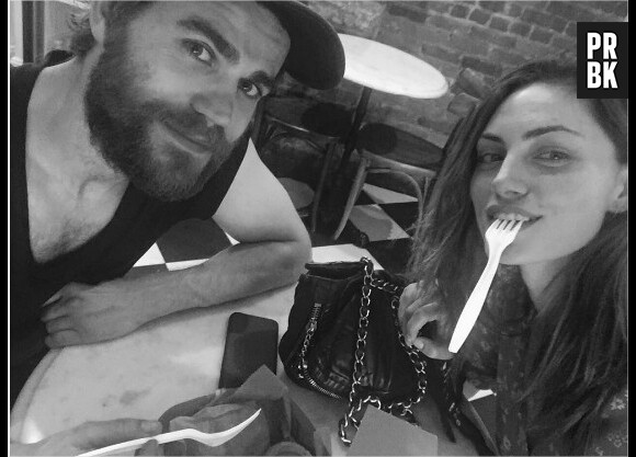 Paul Wesley et Phoebe Tonkin au restaurant pendant leurs vacances en 2016